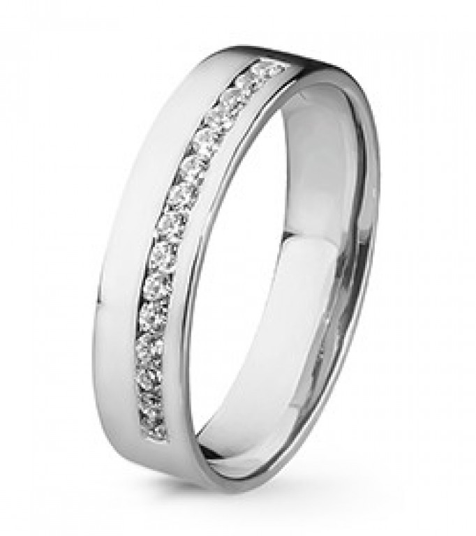 Anel em ouro polido, com 15 diamantes