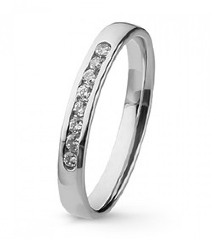 Anel em ouro polido, com 8 diamantes