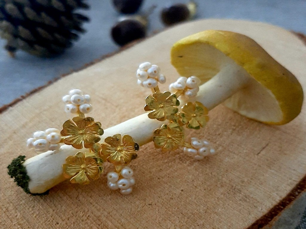 Brincos Flores Prata Dourada com pérolas pequeninas