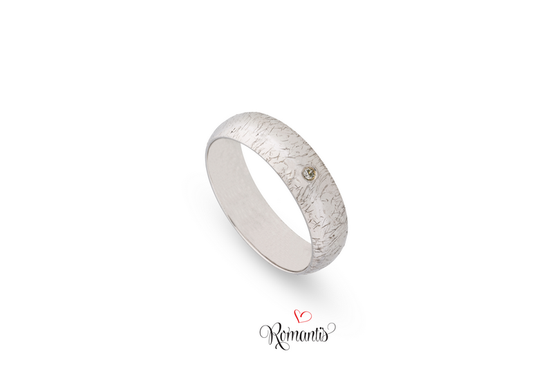 Aliança ouro branco zircónias brancas.