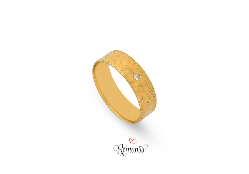 Aliança ouro amarelo  zircónias brancas.