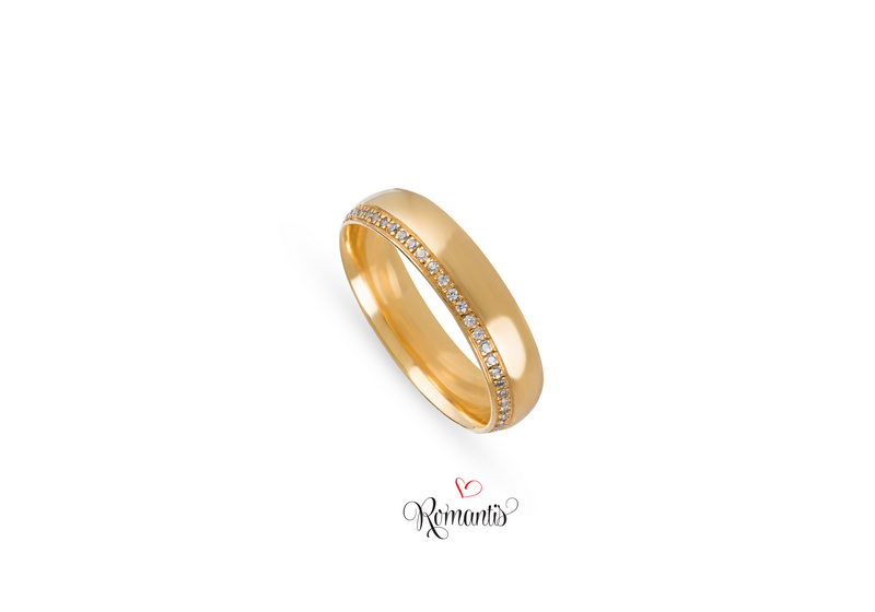 Aliança ouro amarelo zircónias brancas.