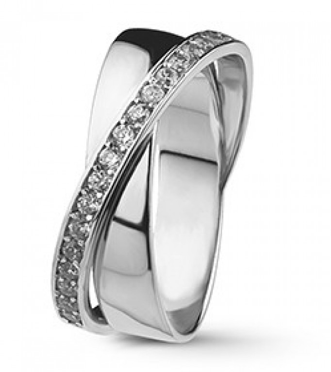 Anel em ouro polido, com 18 diamantes